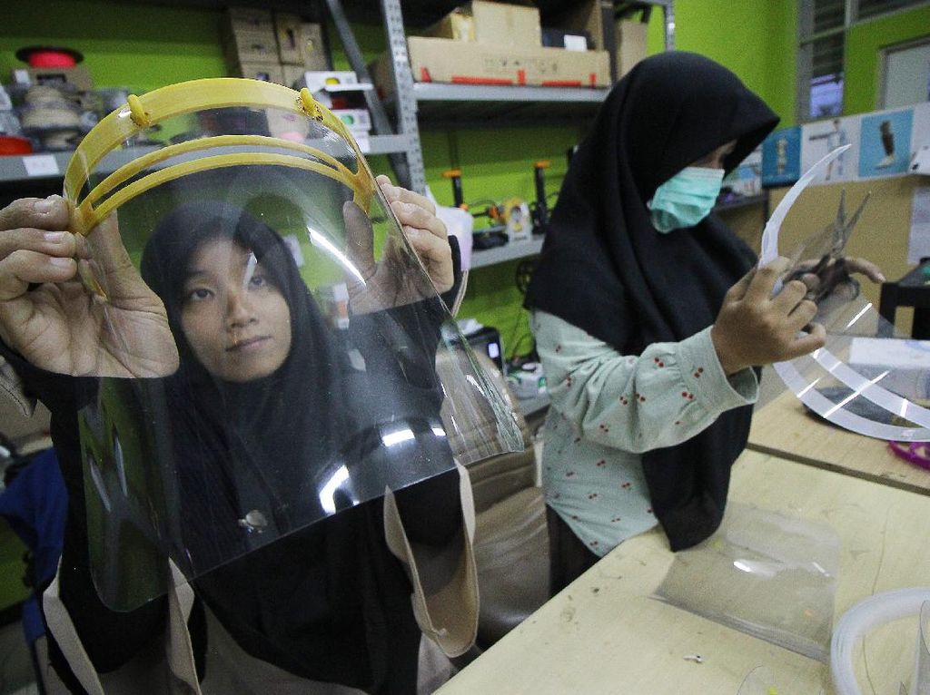 Cara Mudah Membuat Face Shield Sendiri dari Botol Bekas untuk Cegah Corona